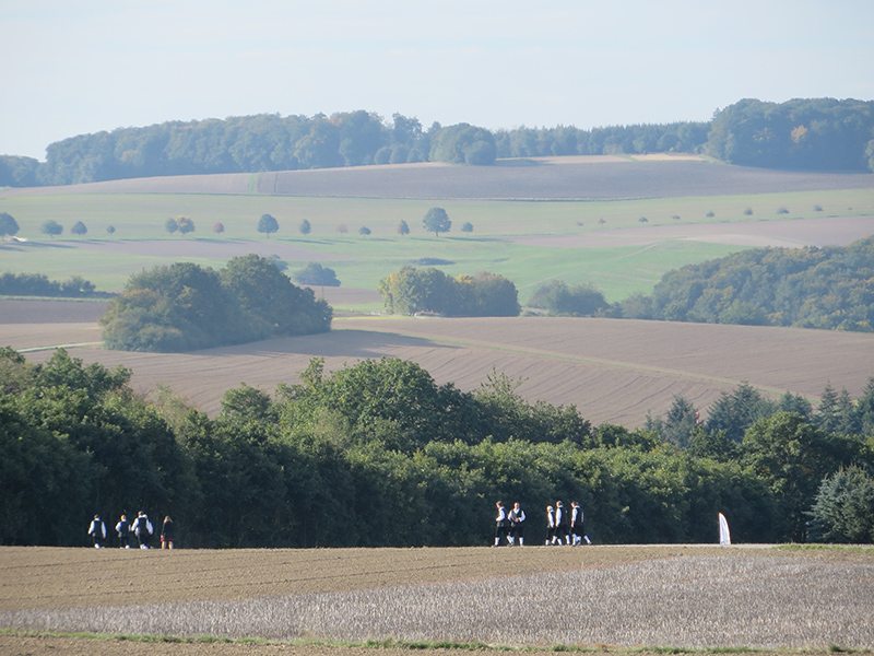 Hier steht ein Bild mit dem Titel: Das örtliche Musikkorps auf dem Weg zum Brückenkopf. Ich habs geahnt: Heute Morgen wird auch geblasen (Foto: Hans-Joachim Schneider)