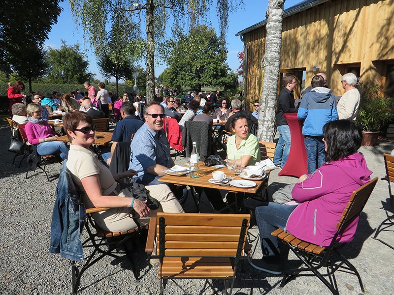 Hier steht ein Foto mit dem Titel: Entspannte Touristiker, die nach dem Erfolgserlebnis noch einen entspannten Kaffee im Besucherzentrum genießen (Foto: Hans-Joachim Schneider)