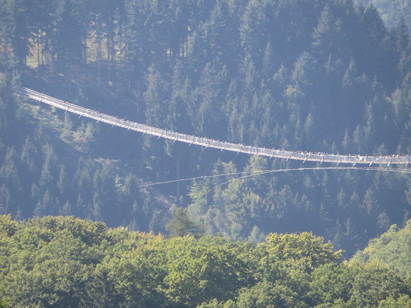 Hier steht ein Foto mit dem Titel: Selbst von der Landstraße aus kann man sehen, dass die Brücke ein Besuchermagnet ist (Foto: Hans-Joachim Schneider)
