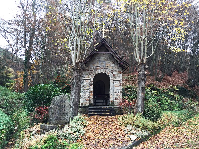Hier steht ein Bild mit dem Titel: Kapelle am Ortsrand von Steinbergsmühle, Schutz gegen das Unbehauste, Wilde draußen im Wald? (Foto: Hans-Joachim Schneider)