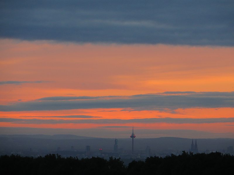 Und hier steht ein Bild mit dem Titel: Und plötzlich brennt der HImmel (Foto: Hans-Joachim Schneider)
