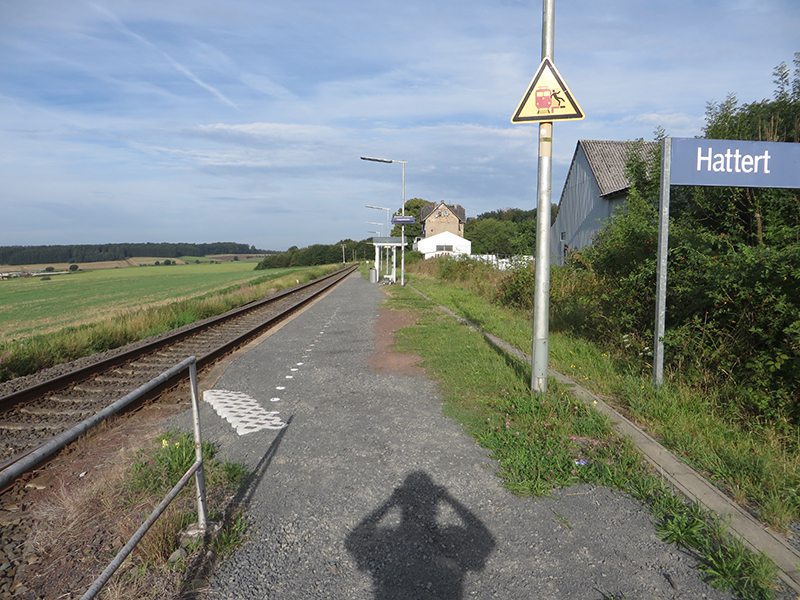 HIer steht ein Bild mit dem Titel: Haltepunkt Hattert: Start zur Suche nach dem Weltende (Foto: Hans-Joachim Schneider)