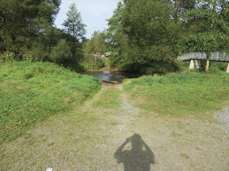 Hier steht ein Bild mit dem Titel: Schattenselfie am Westerwaldsteig. Der Beweis, dass ich da war (Foto: Hans-Joachim Schneider)