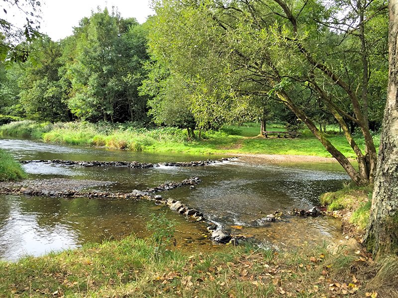 Hier steht ein Bild mit dem Titel: Misslungener Versuch am kleinen deutschen Eck, war nix mit Steine in den Weg legen (Foto: Hans-Joachim Schneider)
