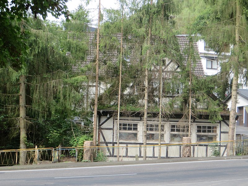 Hier steht ein Bild mit dem Titel: Altes verfallendes Haus am Westerwaldsteig: das Weltende muss nahe sein (Foto: Hans-Joachim Schneider)