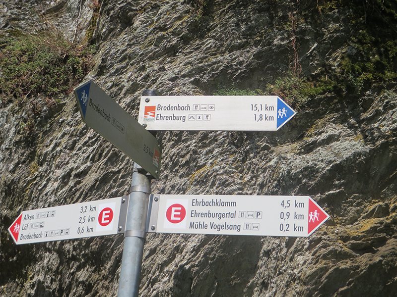 Hier steht ein Bild mit dem Titel: An diesem Punkt heißt es sich zu entscheiden: 15,1 km, 3.5 km oder 0,6 km bis Brodenbach. Diese Entscheidung fällt mir leicht (Foto: Hans-Joachim Schneider)