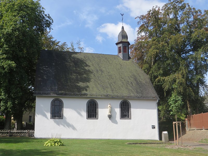 Hier steht ein Bild mit dem Titel: An der kleinen Waldkapelle in Kaisersesch finde ich den ersten Hinweis auf den Zuweg Wilde Endert (Foto: Hans-Joachim Schneider)