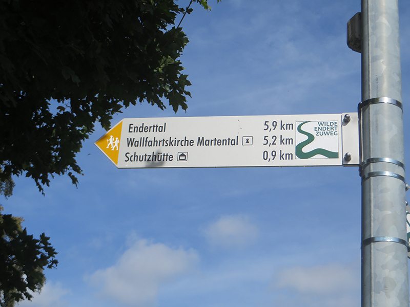 Hier steht ein Bild mit dem Titel: Direkt an der Wegkreuzung Trier Straße steht das erste Hinweisschild Zuweg Wilde Endert (Foto: Hans-Joachim Schneider)