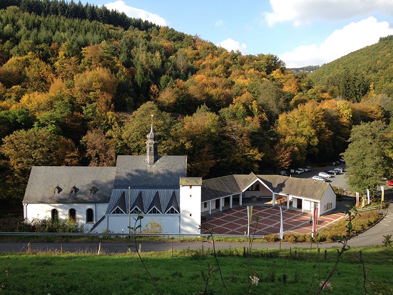 Hier steht ein Bild mit dem Titel: Blick auf die Andachtsstätte Maria Martental, hier allerdings von oberhalb aufgenommen (Foto: Hans-Joachim Schneider)