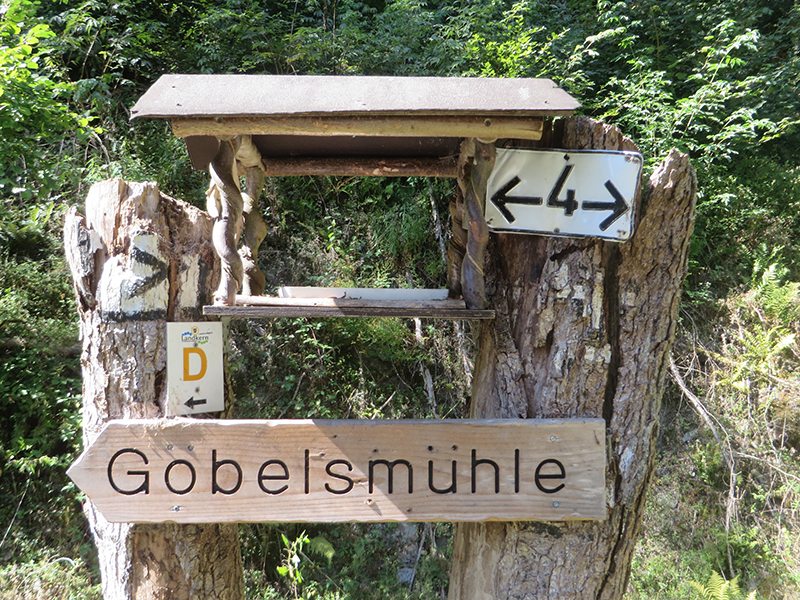 Hier steht ein Bild mit dem Titel: Kreative Grundbesitzer machen aus einem Wegweiser ein Multifunktionsschild (Foto: Hans-Joachim Schneider)