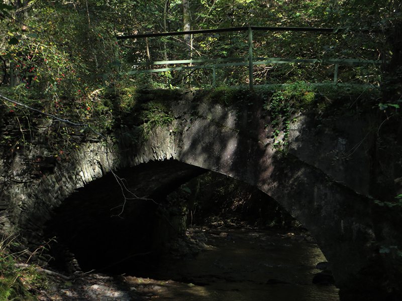 Hier steht ein Bild mit dem Titel: Diese alte Steinbogenbrücke über die Endert signalisiert mir das Ende des wilden Teils des Enderttales (Foto: HansJoachim Schneider)