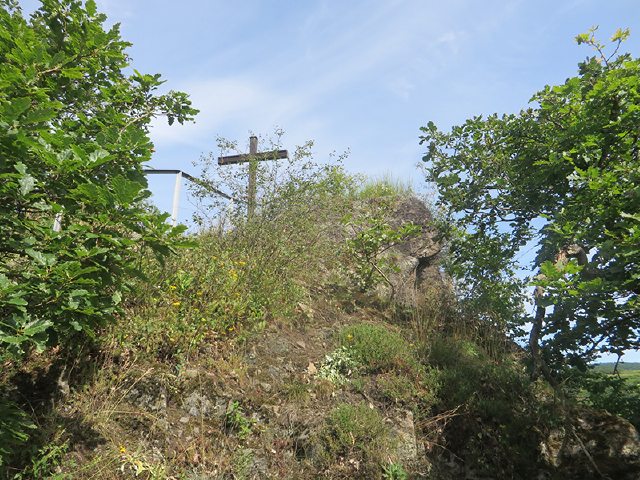 Hier steht ein Bild mit dem Text: Nach einer kurzen Rast am Schwarzen Kreuz geht es weiter bergab Richtung Ahrufer (Foto: Hans-Joachim Schneider)