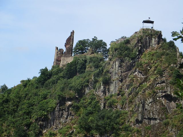 Hier steht ein Bild mit dem Titel: Mächtig beeindruckend: die Ruine von Burg Are auf dem gegenüberliegenden Hügel (Foto: Hans-Joachim Schneider)