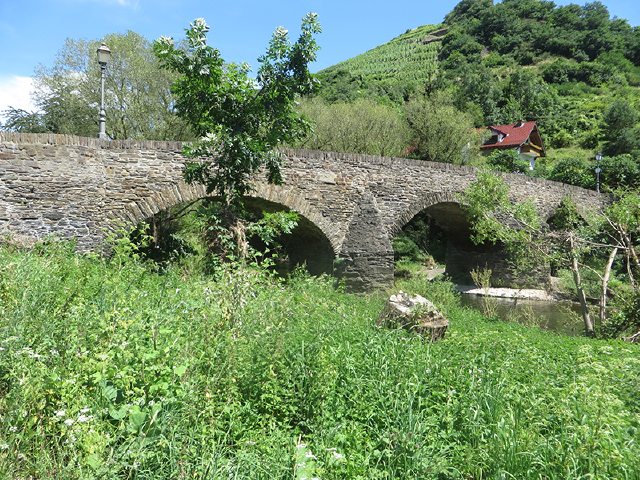 Hier steht ein Bild mit dem Titel: Bei Steinbergsmühle führt uns diese malerische Steinbrücke wieder über die Ahr hinüber (Foto: Hans-Joachim Schneider)