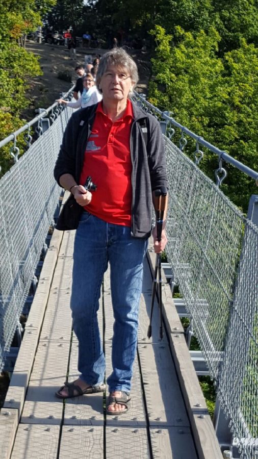 Hier steht ein Bild mit dem Titel: Und noch mal die Geierley-Hängebrücke. Auch meine Outdoorsandalen sind schon mal mit rüber (Foto: Britta Verhaag)