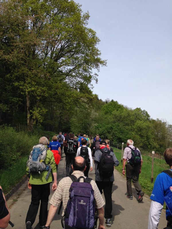 24-Stunden-Wanderung, Wandermarathon, Start im Morgengrauen, Menschen, Wanderer, Sonne, Wandergruppe,