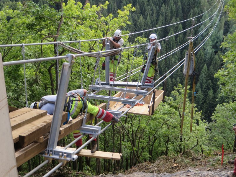 Geierlay, Hängeseilbrücke, Montage, Arbeiter, Seilbrücke, Montage, Abgrund,