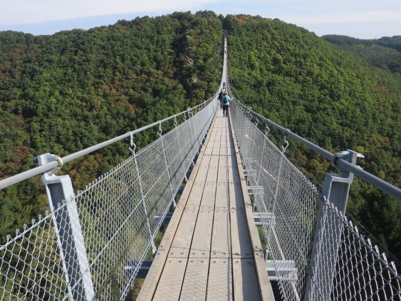 Geierlay-Hängebrücke, Hunsrück, Hängeseilbrücke, Geierlay, Eröffnung, Sonnenschein, Wandern, Saar-Hunsrück-Steig, Mörsdorf, Brückenschwankungen