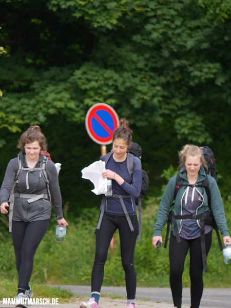 Frauenpower auf dem Mammutmarsch: Gleichgesinnte oder Freunde stärken die Motivation (Foto: Mammutmarsch.de)