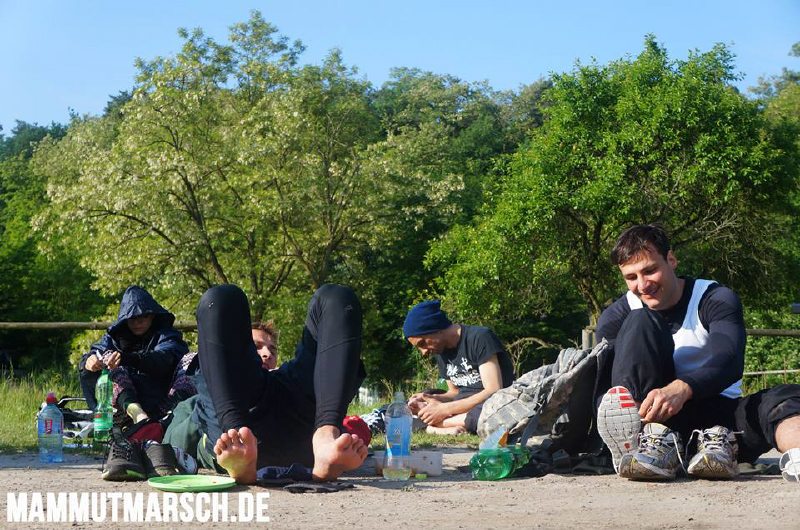 Gemeinsam macht auch die Fußpflege mehr Spaß. Und seien wir mal ehrlich: Alleine jammern ist auch nicht so cool.