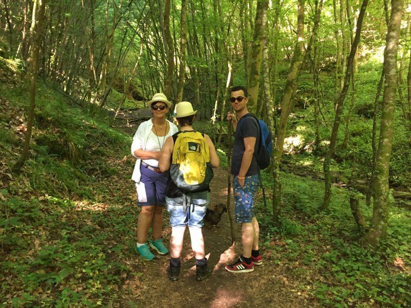 Britta, Kathy und Andi drehen sich erwartungsvoll nach mir um.