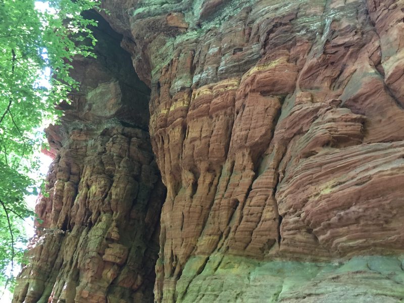 Weiteres Highlight auf dem Römerpfad ist die Genoveva-Höhle, eine riesige Auswaschung in Muschelform.