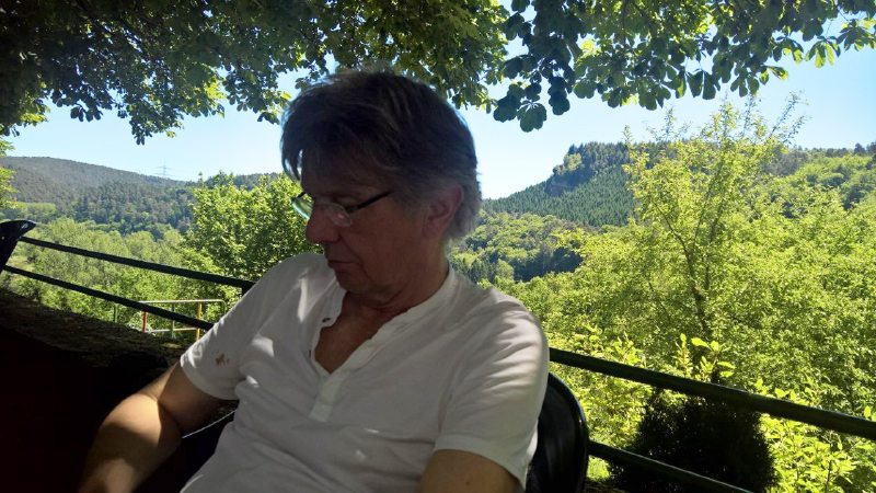 Begeistert vom Römerpfad und dem Butzerbachtal beschließen wir die Wanderung im Biergarten auf Burg Ramstein.
