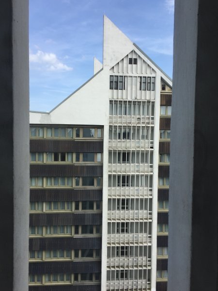 Treff Hotel Panorama Oberhof. Einer der beiden Türme des Hotels, die wie Sprungschanzen aussehen.