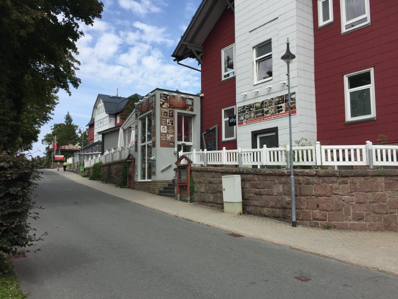 Haus, Pension, mit vielen bunten Werbetafeln in Oberhof am Rennsteig.