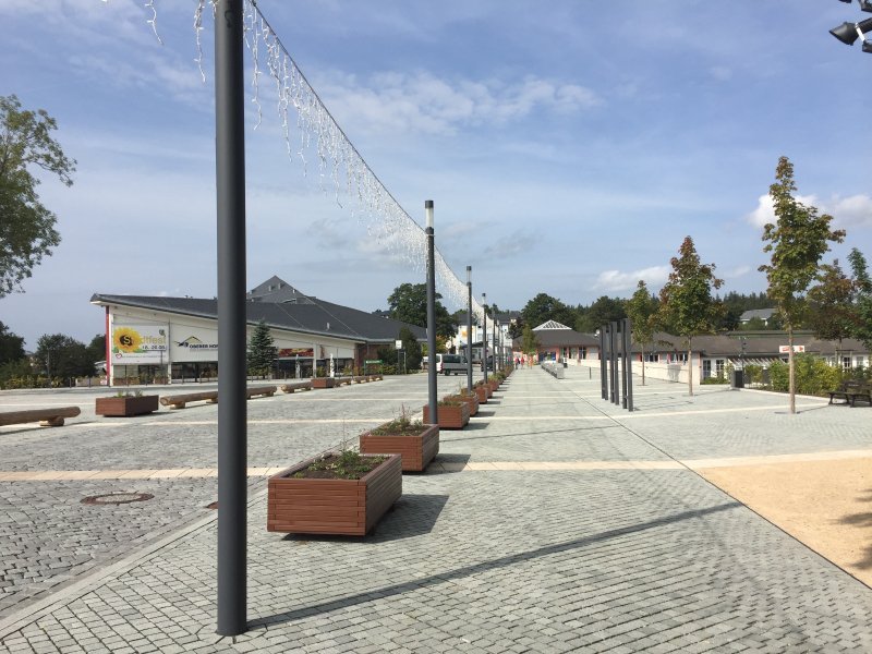 Weiter Platz, modern, Laternen, Klagemauer, Oberhof, Blumenkübel