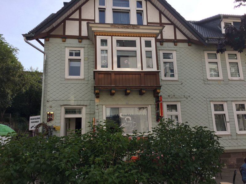Café, Haus hinter Büschen verseckt, Oberhof, Rennsteig