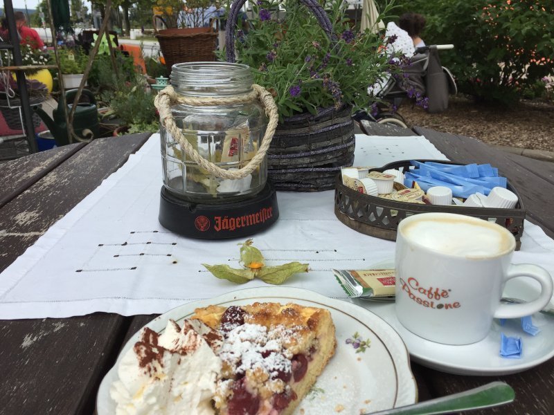 Kuchen, Kaffee, Teller, Blumen draußen,