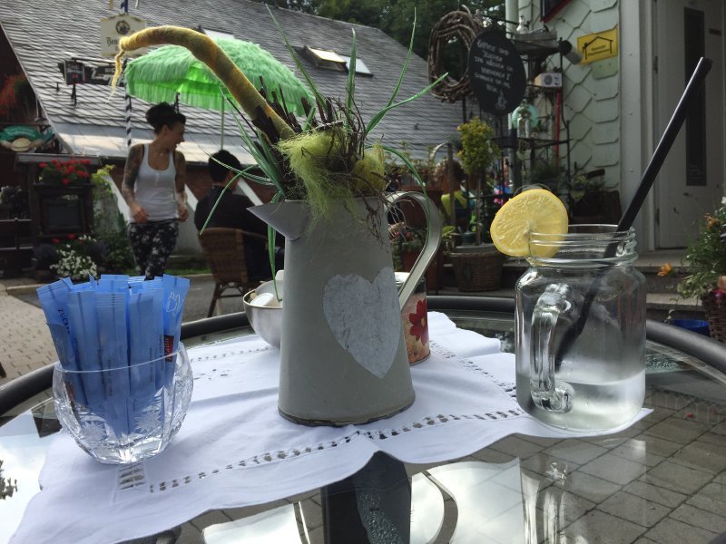 Ein Tisch, eine Vase, ein gewöhnungsbedürftiges Glas, und ein wenig Plastikromantik
