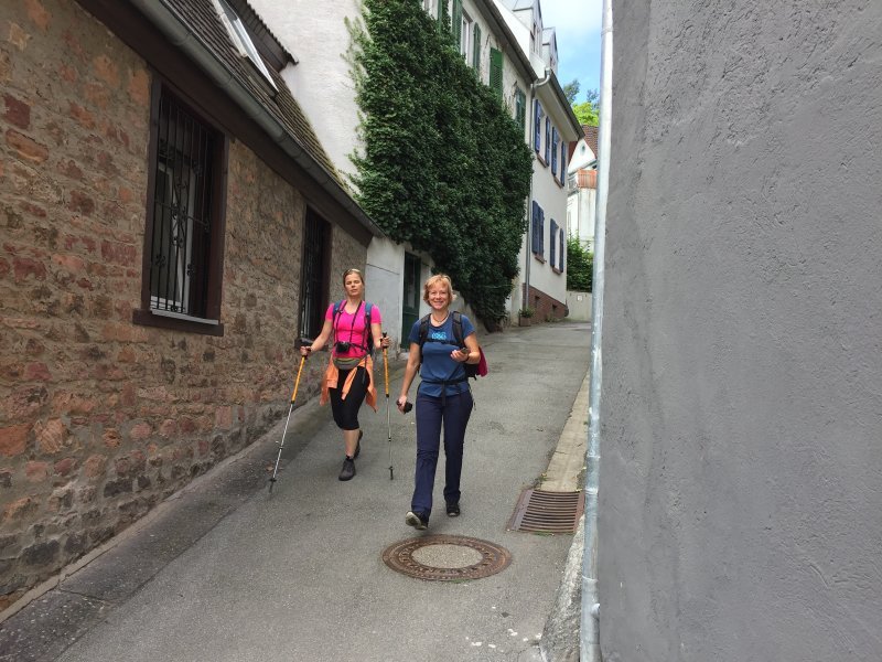 Weinheim, Gasse, Wanderer,